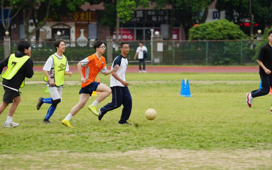 校园足球比赛激烈角逐 展现青春活力